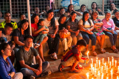 Con centenares de velas encendidas, los allegados elevaron plegarias por sus parientes perdidos en el océano.