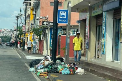 En la avenida José María Egas, en La Alborada, hay basura acumulada la mañana de este jueves 19 de marzo.