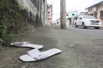 La mujer fue asesinada en el exterior de esta vivienda, donde hasta ayer aún permanecían sus zapatillas blancas y las manchas de sangre.