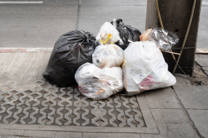 Acumulación de basura en distintos sectores de Guayaquil genera malestar y revive comparaciones con la crisis vivida en pandemia