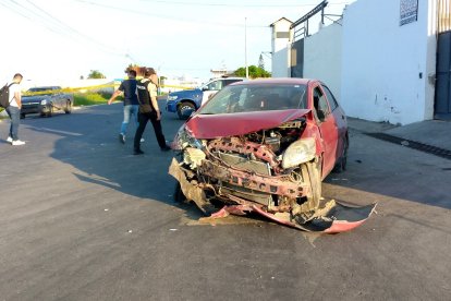 El conductor de este auto fue asesinado tras chocarse con una pared, en Salinas.