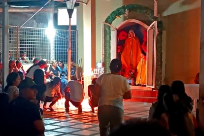 Familiares se congregan frente a la gruta de la Virgen para encender velas y orar por sus desaparecidos.