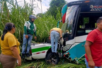 La camioneta en que iban las víctimas quedó destruida tras el impacto con el bus.