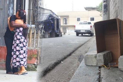 La madre del menor asesinado recibe el consuelo de sus familiares y vecinos.