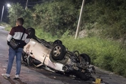 El vehículo fue hallado volcado en la vía Circunvalación de Manta. la madrugada de este sábado 21 de marzo