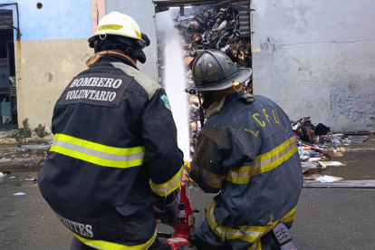 Bomberos de Guayaquil combatieron el incendio desde varios frentes en la recicladora.