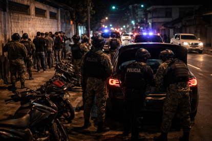 Toque de queda en Ecuador: recreación mediante IA de los controles de seguridad nocturnos.