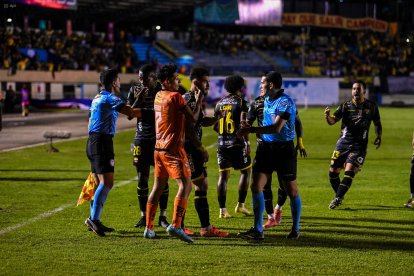 Libertad y Barcelona protagonizaron el miércoles 18 de marzo un partido con varios reclamos contra el árbitro Gabriel González por supuestas infracciones.