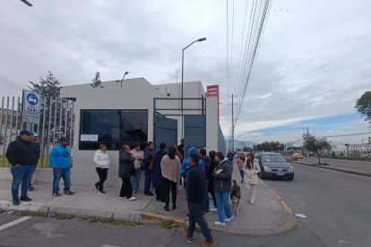Familiares de las víctimas esperaban en el exterior del Centro Forense de Riobamba.