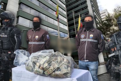 Un oficial de Antinarcóticos informó que durante la intervención hubo resistencia por parte del personal del edificio.