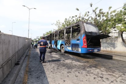 Así quedó la unidad de la Metrovía luego del incendio