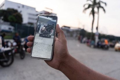 Elhermanodel falleco muesytta lasimagenste donde su hemrnao esta en manos de los militares.