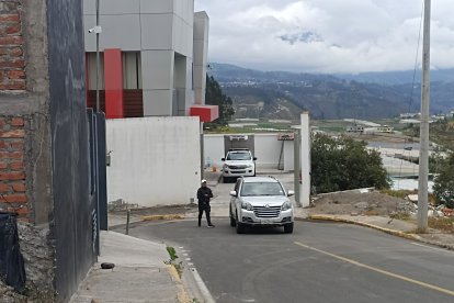 El comerciante fue victimado en la vía Píllaro-Ambato y el cuerpo trasladado hasta el Centro Forense de Ambato donde llegaron los familiares a reconocerlo.
