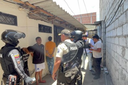 Agentes de la DINASED ejecutaron allanamientos simultáneos en varios sectores de Ambato y aprehendieron a nueve personas vinculadas al asesinato del guardia de seguridad.