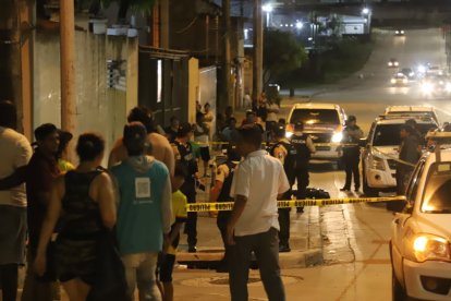 La Policía Nacional llegó al lugar del hecho y acordonó la escena en la noche.