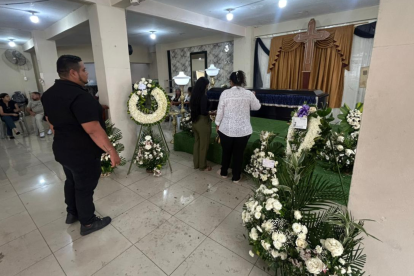 Familiares y amigos despiden al cantante en medio del dolor.