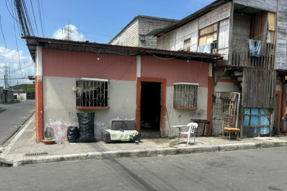 A esta vivienda del sur de Guayaquil ingresaron pistoleros para acabar con su víctima.