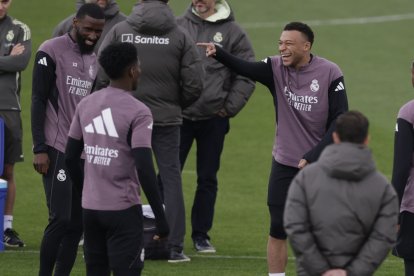 El delantero del Real Madrid Kylian Mbappé (d) será la referencia ofensiva de Real Madrid ante el Atlético.