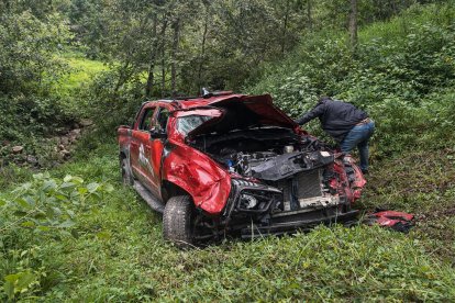 La camioneta quedó destruida tras precipitarse a una quebrada.