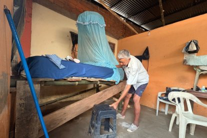 Don Diocles Reina usa un banquito para poder subir a su cama, a la hora de dormir.