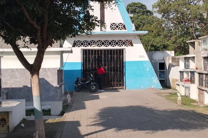 En la morgue del cantón Naranjal identificaron a los fallecidos.