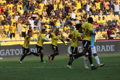 Benedetto festeja su gol ante la Católica, el tercero en la LigaPro 2026.