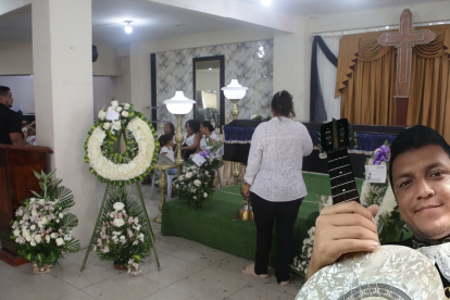 Desde niño, Marcos Aarón Benítez Acosta mostró inclinación por la música. Provenía de una familia de artistas, ya que sus padres y abuelos eran cantantes. Durante su etapa escolar, solía representar a su curso en festivales, destacándose por su talento.

A los 18 años ganó su primer concurso de canto y recibió su primera remuneración, logro que marcó el inicio de una carrera artística que no dejó de crecer. Sin embargo, su voz, al igual que su vida, se apagó la noche del viernes 20 de marzo, cuando se dirigía en un taxi hacia una presentación.

Benítez, de 37 años, fue alcanzado por varios disparos propinados por sujetos armados y desconocidos. En este ataque violento también murió el conductor del taxi que había solicitado a través de una aplicación. El atentado ocurrió alrededor de las 20:40 en la cooperativa Jaime Roldós Aguilera, en el sector de Las Malvinas, al sur de Guayaquil.

La otra víctima fue identificada como Byron Alberto Rodríguez Olivo, quien falleció dentro del vehículo que conducía como consecuencia del ataque armado. Marcos, en cambio, murió horas después, la madrugada del sábado 21 de marzo, en la casa de salud a la que fue trasladado en un intento por salvarle la vida.

Gilda Acosta, madre del cantante, relató que Marcos era el segundo de sus tres hijos, todos con talento musical. “Mis tres hijos son cantantes. Marcos heredó el carisma y el mariachi de su padre, y estaba a cargo del grupo México Lindo. Desde pequeño participaba en presentaciones y eventos. El menor incluso estuvo en ‘Yo me llamo’, imitando a Víctor Manuelle”, contó entre lágrimas.

Recordó además que Marcos tenía cinco hijos y que lo llamaba cariñosamente  ‘Chelo’ o ‘Mi Sanduchito’. “Le encantaba molestar a sus hermanas, hacer bromas; era el más alegre de mis hijos. Hoy (domingo) cumplía 38 años, pero en lugar de celebrarlo, lo estamos velando”, expresó con profundo dolor.

Según su madre, antes de salir a su última presentación, Marcos se despidió de su esposa e hijos, quienes lo acompañaron hasta el lugar donde abordó el taxi. “Su esposa le pidió que no saliera tan tarde y que, si era necesario, se quedara en el lugar del evento, porque el sector está peligroso. Él pensaba regresar antes del inicio del toque de queda. Ya llevaba dos semanas sin presentarse; la vida del artista es difícil y no siempre hay trabajo”, relató.

De acuerdo con información preliminar, el ataque habría sido perpetrado por un grupo de al menos siete sujetos armados y encapuchados, quienes intentaron asaltar el carro. El taxista, al verse rodeado, intentó huir, pero los antisociales dispararon en repetidas ocasiones.

Según la Policía, los atacantes pertenecerían al grupo de delincuencia organizada Los Carniceros, que opera en la zona. (AEB)