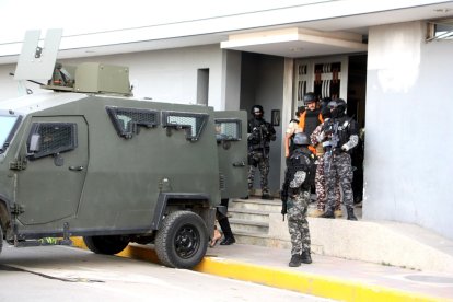 El alcalde, Aquiles Álvarez, en la puerta de la Unidad Judicial Penal en La Libertad