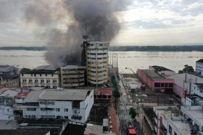 Incendio en edificio Multicomercio de Guayaquil.