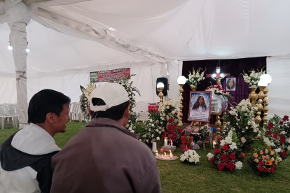 Verónica Toaza fue despedida en Pinllo, Ambato, en compañía de sus familiares y amigos.