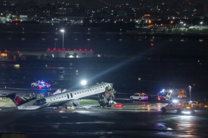Servicios de emergencia en la pista del aeropuerto de Laguardia, en Nueva York, tras el choche entre un avión de Air Canada y un camión de bomberos.
