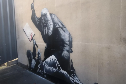 El mural del artista callejero Banksy en una pared del edificio del Tribunal Superior de Londres