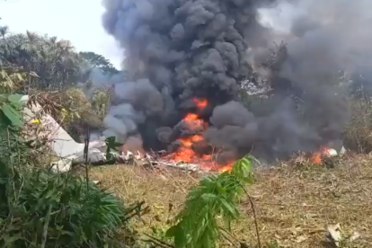 Avión Hércules C‑130 de la Fuerza Aérea Colombiana estrellado y envuelto en llamas