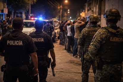 Toque de queda en Ecuador: recreación mediante IA sobre la gran cantidad de detenidos.