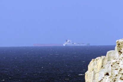 Imagen de archivo de petroleros cruzando el Estrecho de Ormuz. EFE/Ali Haider