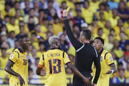 El pasado 9 de septiembre, Moisés Caicedo (i) fue expulsado en el partido entre Ecuador y Argentina, por la fecha final de las eliminatorias al Mundial 2026