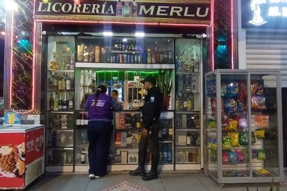 Personal de la Intendencia y Policía Nacional realizan controles en una licorería durante operativos en Guayas