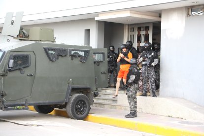El alcalde de Guayaquil, Aquiles Álvarez, cuando salía de la diligencia en el cantón La Libertad.