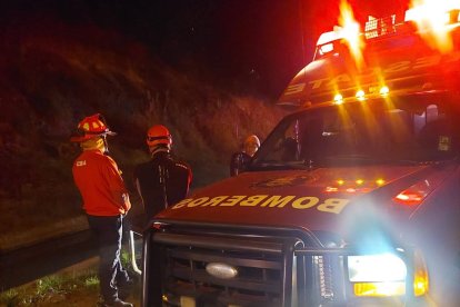 Bomberos de Ambato realizaron la búsqueda nocturna en el canal de riego donde fue hallada la menor en Cunchibamba.