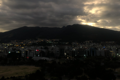 Fotografía de archivo de Quito (Ecuador), donde se ha sentido el impacto de los apagones.
