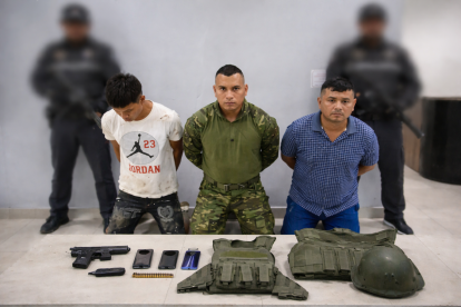 Los tres sujetos se hacían pasar por militares para delinquir.