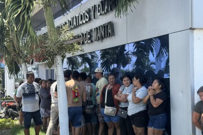 Los familiares han acudido a la Capitanía del Puerto de Manta a esperas que se confirme la identidad de los rescatados