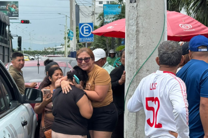 Familiares celebran y se abrazan tras conocer que los 16 pescadores manabitas están con vida