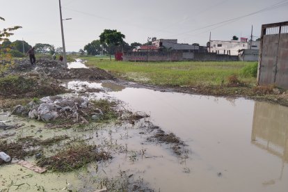 Así luce la vía de acceso a los clubes nocturnos del cantón Salitre, en la provincia del Guayas.