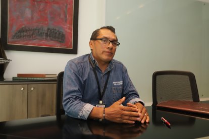 Mario es abogado e ingeniero civil. Él pone en práctica ambas profesiones.