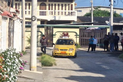 El taxi que manejaba la víctima quedó en medio de la vía donde se produjo el crimen