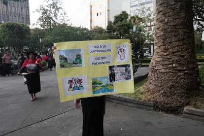 Comuneros de Totoras y Salasaka realizaron un plantón en el centro de Ambato para exigir acciones urgentes contra la contaminación del río Pachanlica.