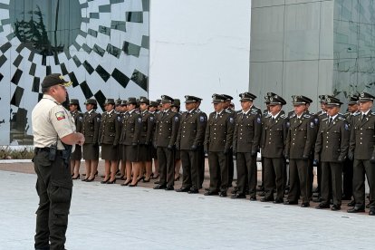 El coronel Jimmy Viteri, comandante de la Subzona de Policía, recibe a los policías que se suman a dar seguridad en Tungurahua.