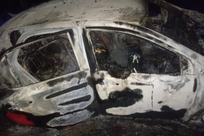 El vehículo quedó incinerado con los cuerpos en su interior, informó la Policía