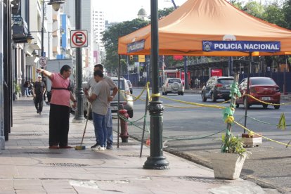 Seguimiento del ataque armado ocurrido anoche en el sector de la Bahía, donde falleció una persona y tres más quedaron heridas.